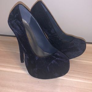 Beautiful brand new blue velvet platform size 32